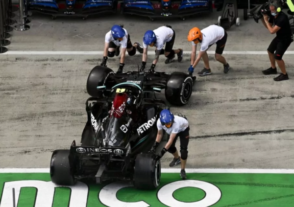 [VIDEO] No, non &egrave; un meme: Bottas ha davvero fatto un testacoda in pit-lane