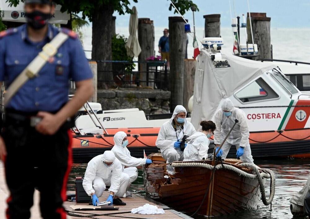 Greta si sarebbe potuta salvare: &egrave; morta annegata. Ed ecco le immagini dei due investitori tedeschi al rientro in porto: uno, alterato, &egrave; caduto in acqua [VIDEO]