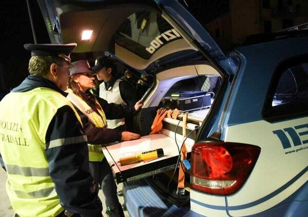 Ubriaco al volante fa i fari all&rsquo;auto che lo precede, ma &egrave; una gazzella della Polizia: denunciato