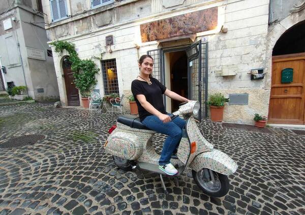 Dalla chef il regalo alla figlia: la Vespa pi&ugrave; Special di tutte. Francobollata!