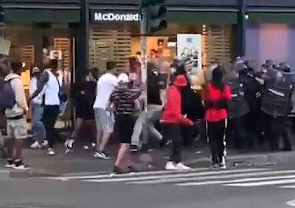 Milano, la Polizia e gli scontri al Mac Donald&#039;s. Siamo andati a chiedere ai testimoni: &laquo;Razzismo? No, hanno provocato la polizia. I Navigli di notte fanno paura&raquo; Video in esclusiva