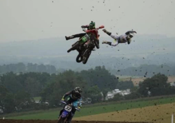 Campionato mondiale motocross: il terribile volo di Henry Jacobi. Miracolato! [VIDEO]