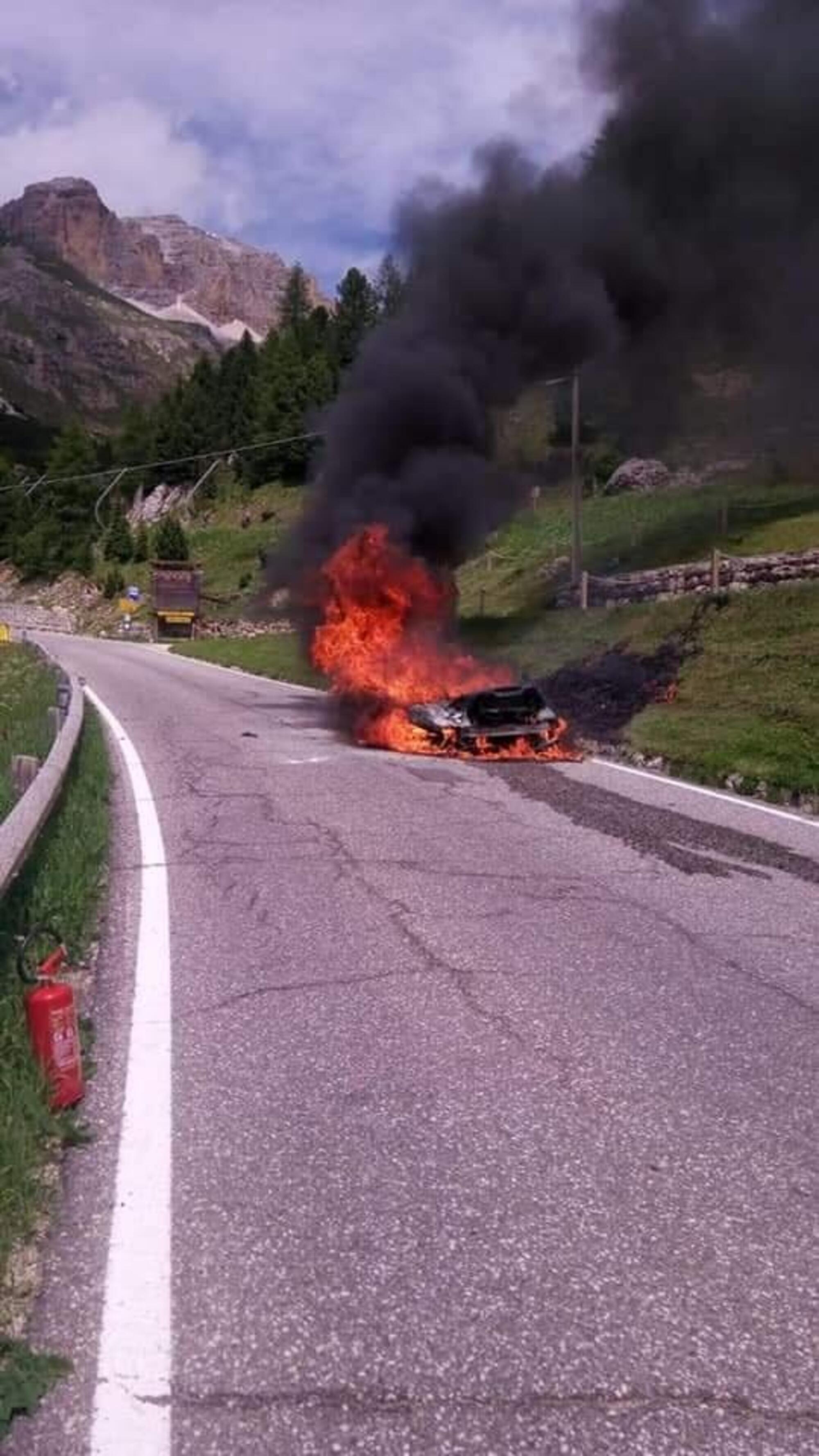 McLaren 12C a fuoco sul Passo Pordoi