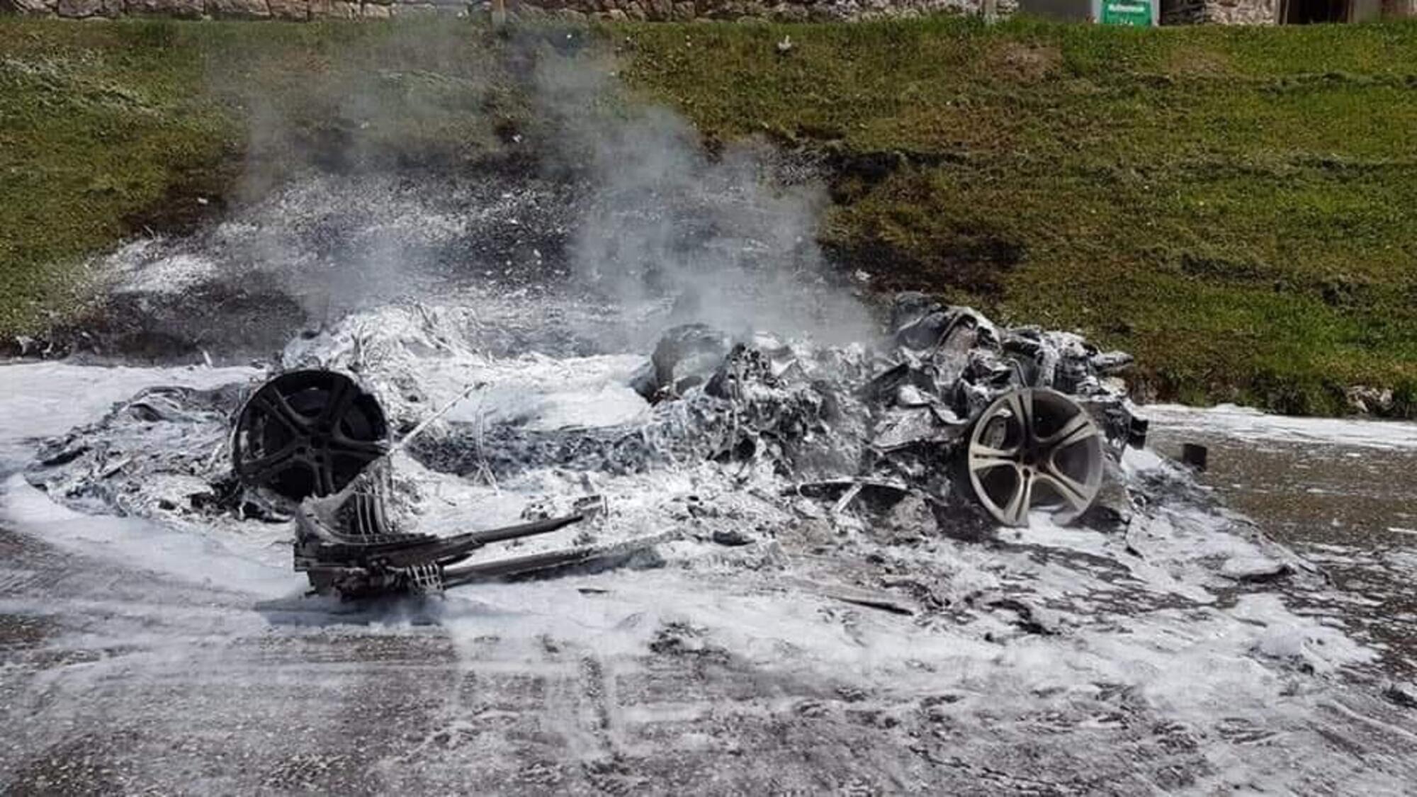 McLaren 12C quello che resta dopo l&#039;incendio sul Passo Pordoi