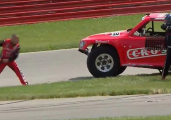 L&rsquo;incidente poi la lite e il lancio di caschi, volanti e estintori: follia agli Stadium Super Truck [VIDEO]