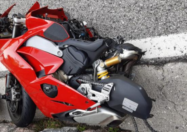 Schianto sul Costo con la Ducati Panigale V4: 27enne gravissimo e moto spezzata