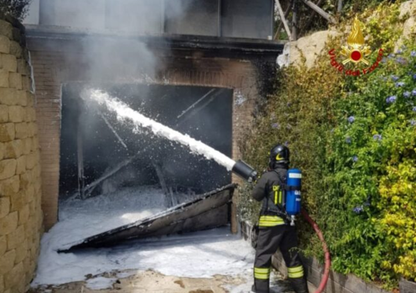 Macerata. Garage in fiamme in pieno giorno: distrutta una Porsche