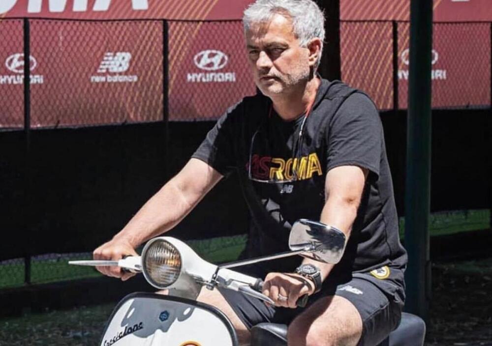 Mourinho &ldquo;esce&rdquo; dal murales e arriva davvero a Trigoria in Vespa 