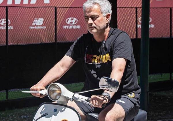 Mourinho &ldquo;esce&rdquo; dal murales e arriva davvero a Trigoria in Vespa 