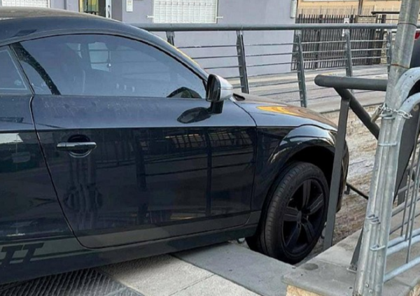 Arriva con l&rsquo;Audi TT e la parcheggia sulle scale: la folle scena a Rimini