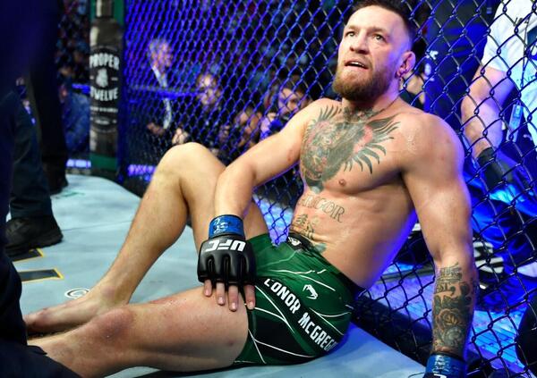 Ufc, McGregor incorreggibile. Si spezza la gamba da solo, perde ancora, ma mentre &egrave; a terra non rinuncia a parlare della moglie di Poirier: &ldquo;Mi ha scritto in privato&rdquo; [VIDEO SHOCK]