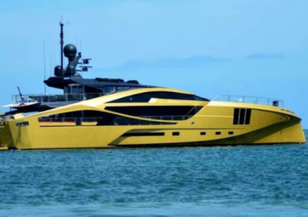 Altro che Ibra e Valentino Rossi, a Livorno arriva Khalilah, lo yacht extralusso totalmente ricoperto d&rsquo;oro