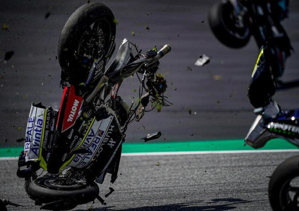 La MotoGP al giro di boa, ma quante cadute! Anche nei crash, per&ograve;, vince uno spagnolo