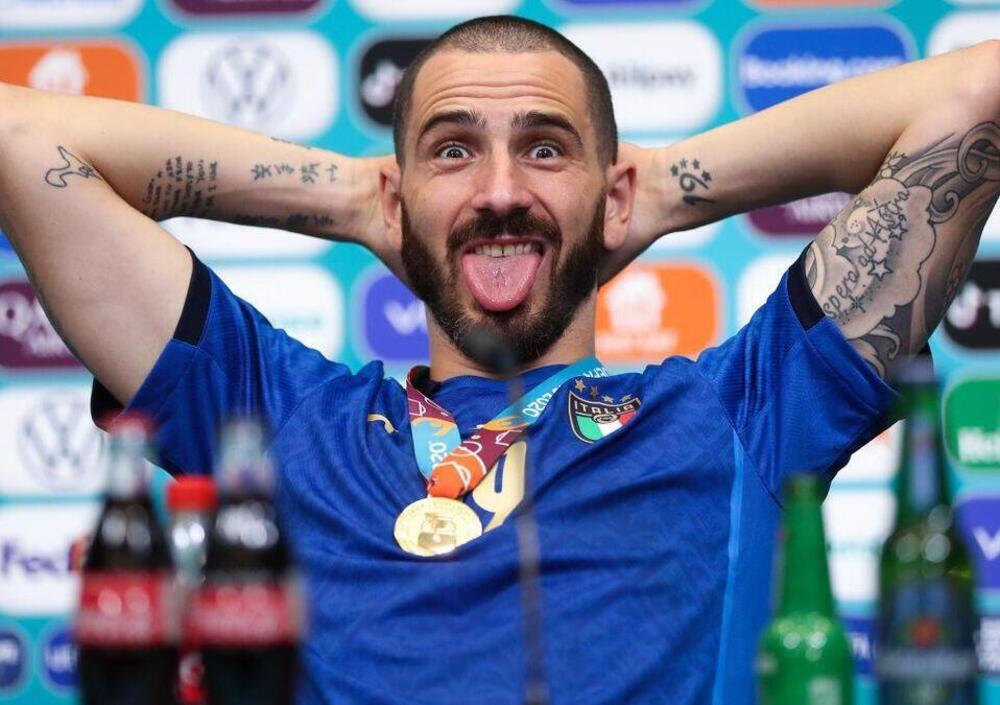 Ucci Ucci grande rispetto per Bonucci: gi&ugrave; le mani da Leo. Nessuno provi a dargli del razzista n&eacute; a criticare i suoi modi di esultare