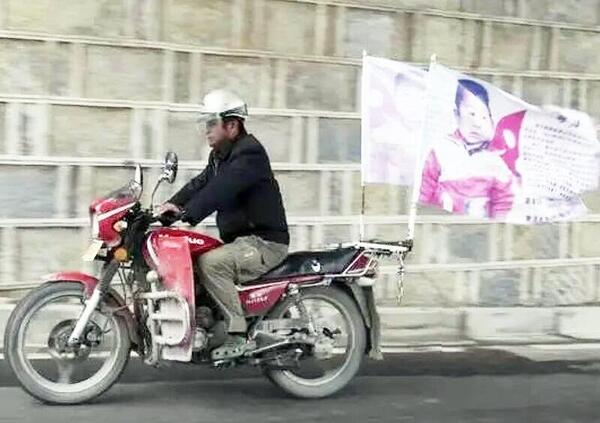 500000 km in moto alla ricerca del figlio rapito. Lo trova dopo 24 anni! [VIDEO]