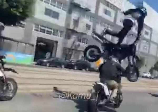 Impennata, tamponamento e decollo! Ok divertirsi in moto, ma cos&igrave; &egrave; da pazzi [VIDEO SHOCK]