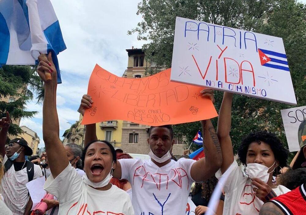 Dentro la protesta dei cubani a Milano: &ldquo;Vogliamo un governo democratico. E la libert&agrave;&rdquo; [VIDEO ESCLUSIVO]