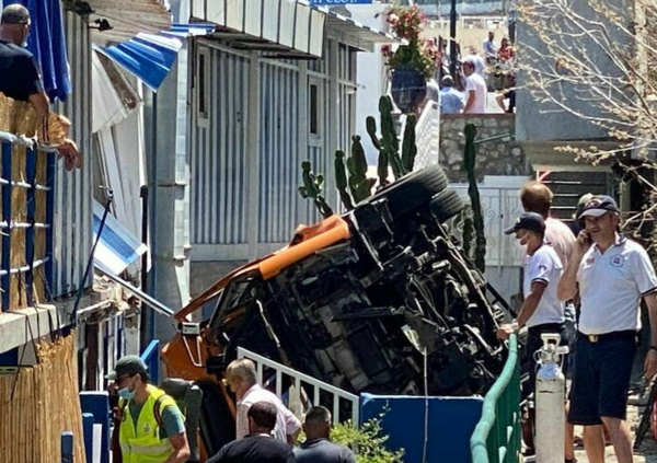 Autobus precipitato nel vuoto: il bilancio &egrave; tragico. Le agghiaccianti immagini che arrivano da Capri