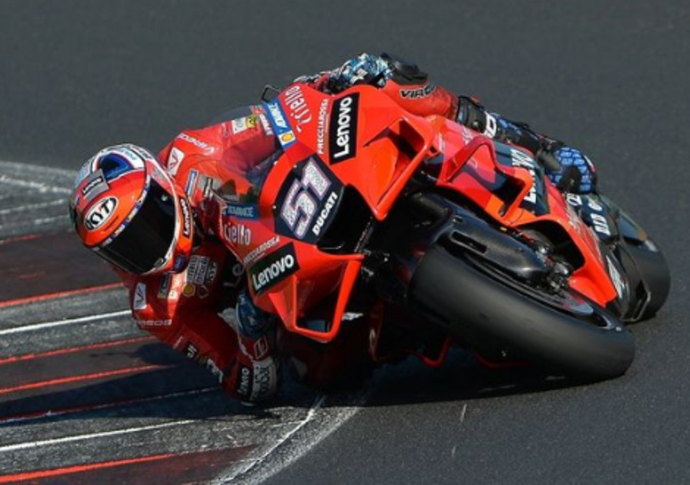 Diavolerie Ducati:  il mistero del serbatoio della Desmosedici di Michele Pirro nei test di Misano