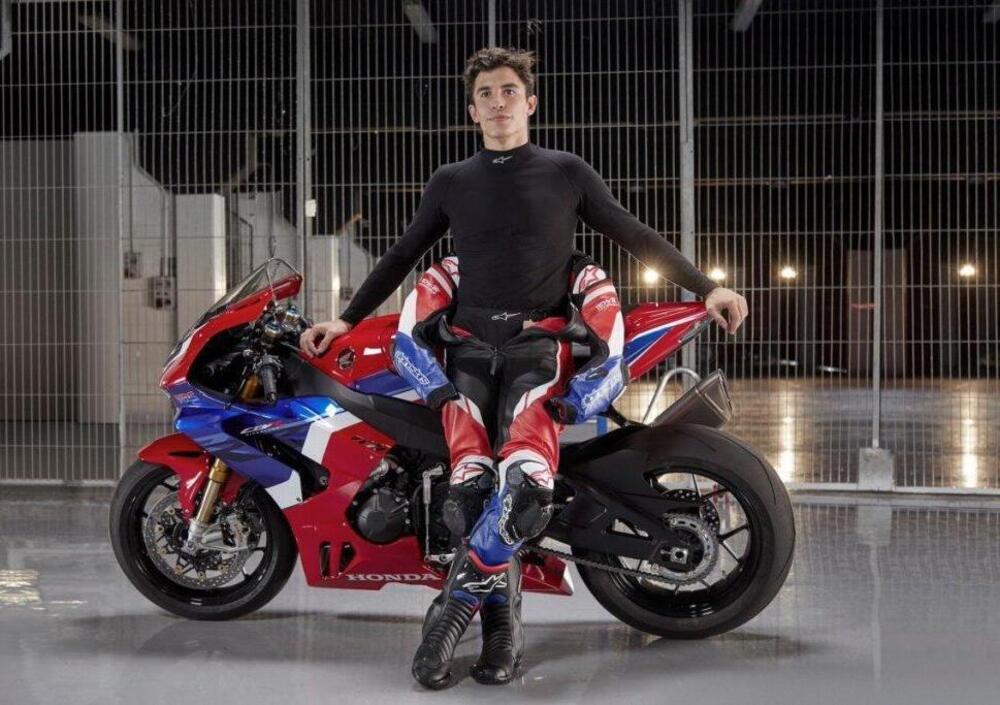 Marc Marquez guida una Honda CBR 600RR come fosse una pitbike del noleggio [VIDEO]