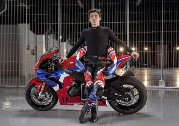 Marc Marquez guida una Honda CBR 600RR come fosse una pitbike del noleggio [VIDEO]