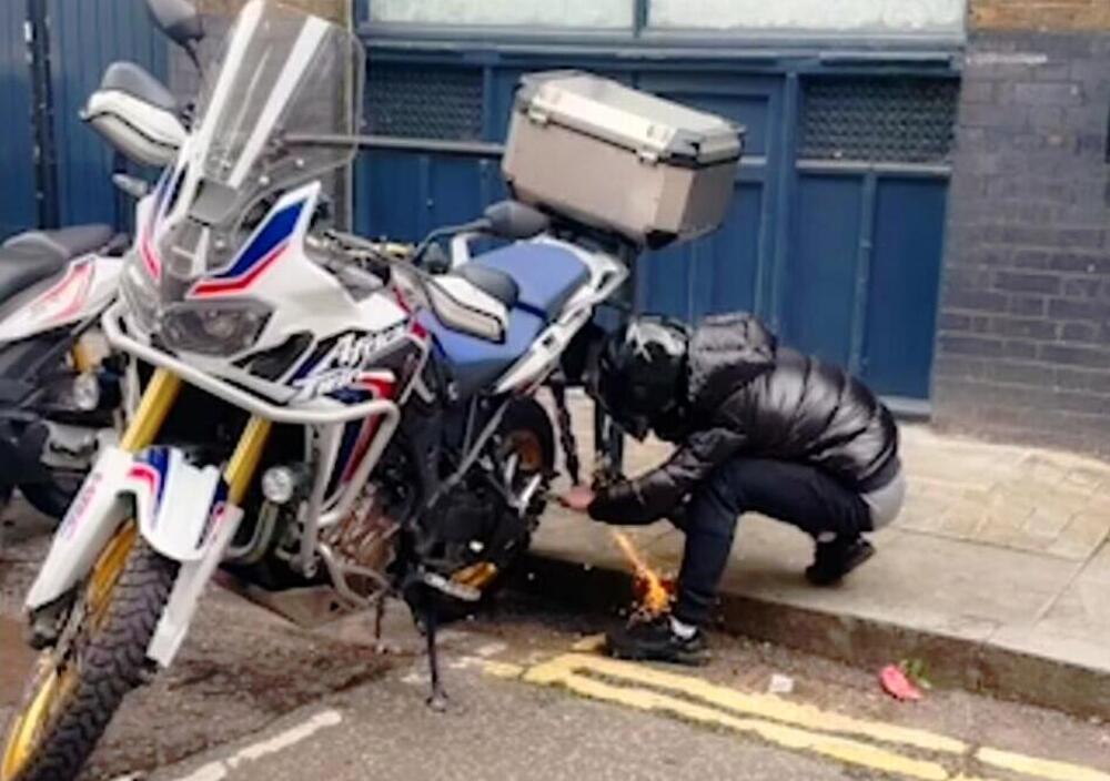 Vengono filmati e bloccati dai passanti, ma tentano comunque il furto di un&rsquo;Africa Twin in pieno giorno [VIDEO]