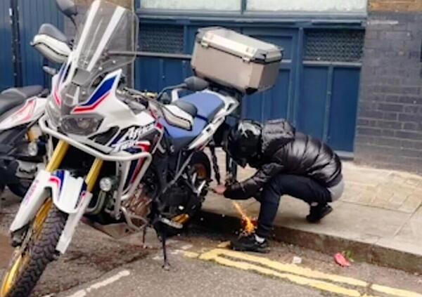 Vengono filmati e bloccati dai passanti, ma tentano comunque il furto di un&rsquo;Africa Twin in pieno giorno [VIDEO]