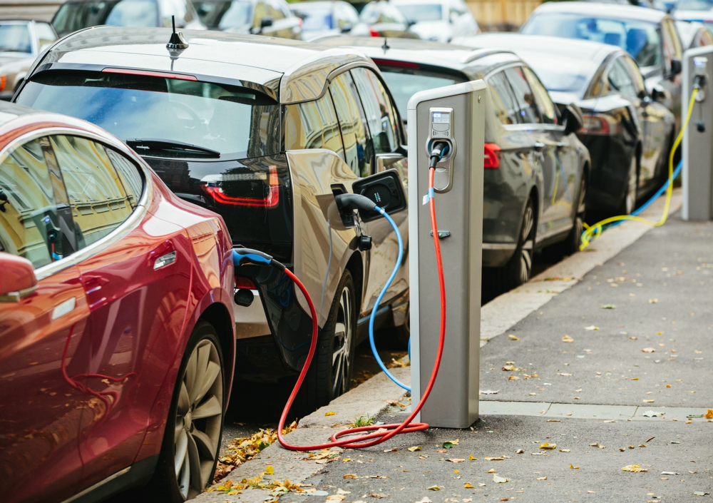 Il ministro dell&#039;ambiente: &ldquo;Auto elettrica? S&igrave; ma servono 30 mila centraline di ricarica&quot;