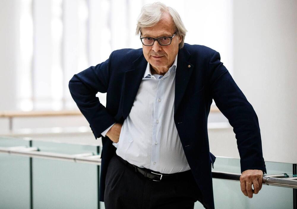 Vittorio Sgarbi compie 70 anni: intervista a lui e al suo &ldquo;uccello senza occhiali&rdquo; 