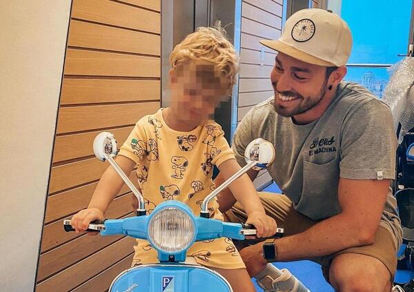 La mini-Vespa del figlio di Fedez e Chiara Ferragni &egrave; proprio quella che sognavamo da bambini [VIDEO]