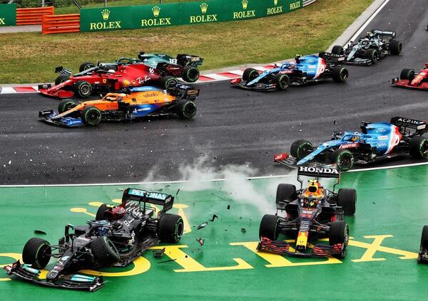 Mega incidente alla curva 1 dell&#039;Hungaroring: le reazioni e il team radio dei piloti