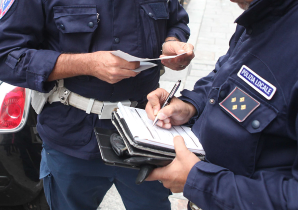 Multe per sosta nei parcheggi blu e accessi irregolari in Ztl a Milano: un salasso da quasi 40 milioni all&rsquo;anno