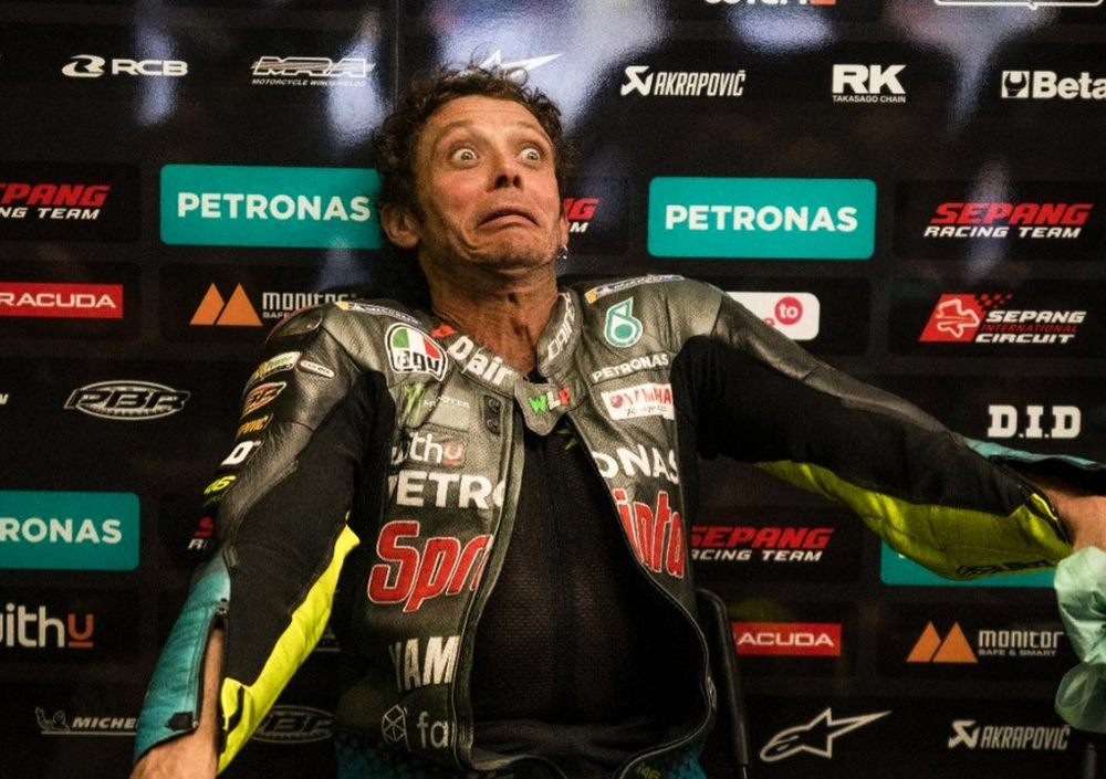 Valentino vintage: d&agrave; spettacolo in pista e nel dopo gara: &ldquo;Quando ho visto che ero terzo mi sono cagato addosso&rdquo; [VIDEO]