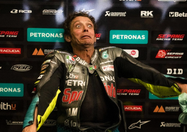 Valentino vintage: d&agrave; spettacolo in pista e nel dopo gara: &ldquo;Quando ho visto che ero terzo mi sono cagato addosso&rdquo; [VIDEO]