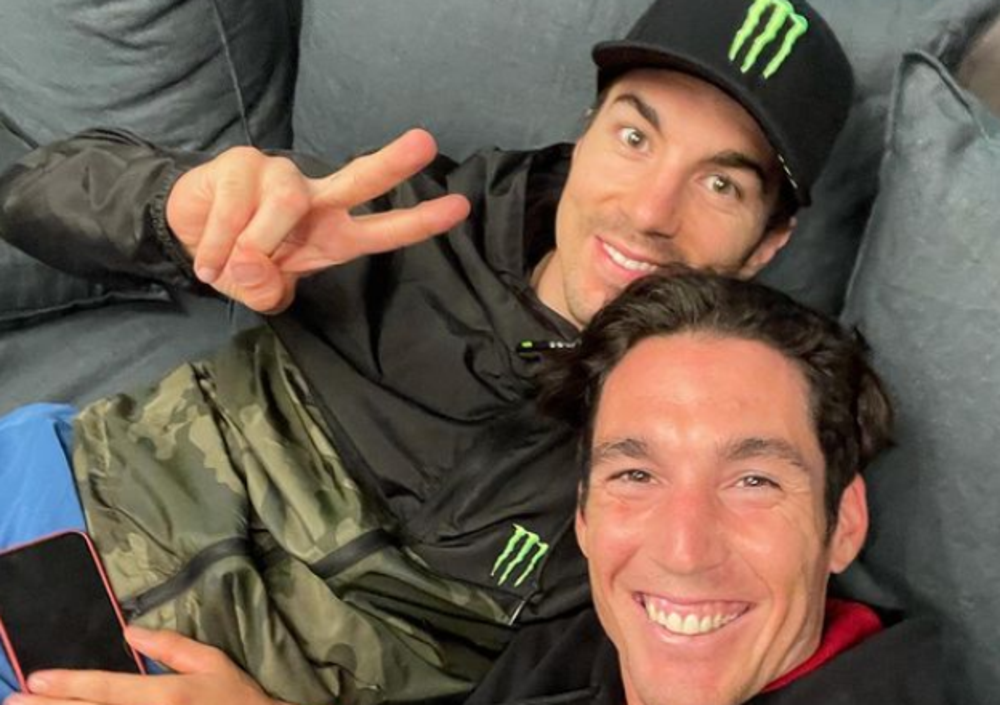 Ufficiale: stesso box con Aprilia. Intanto, per&ograve;, Maverick Vinales e Aleix Espargar&ograve; dividono il divano