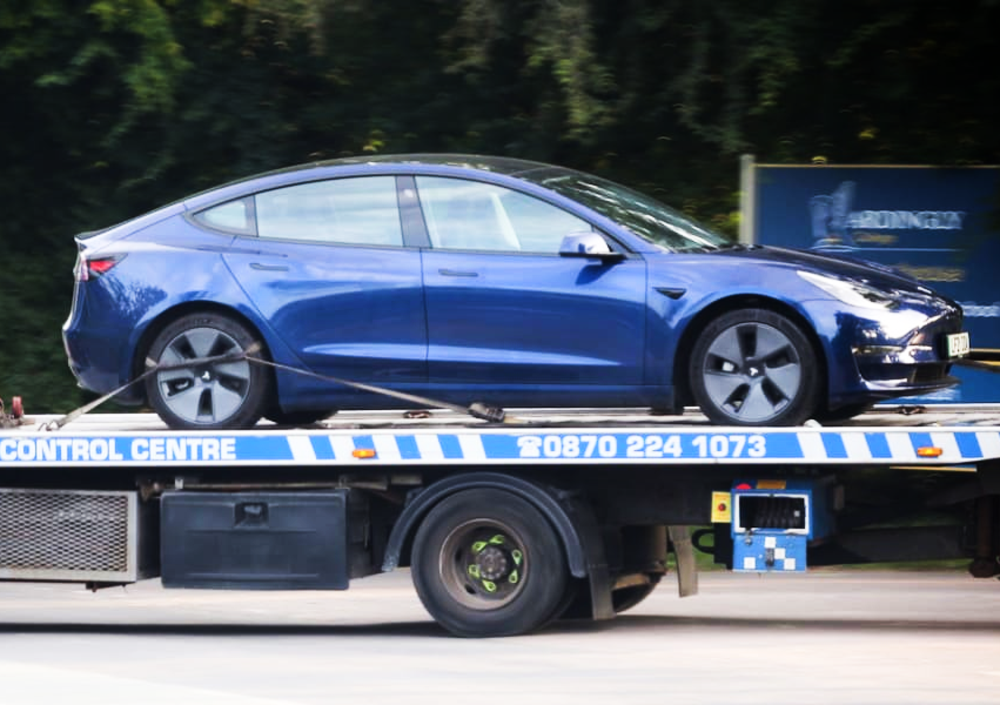 Tesla Model 3 fuori controllo nel parcheggio di una scuola: sei bambini feriti. C&rsquo;entra l&rsquo;autopilot?