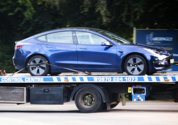 Tesla Model 3 fuori controllo nel parcheggio di una scuola: sei bambini feriti. C&rsquo;entra l&rsquo;autopilot?