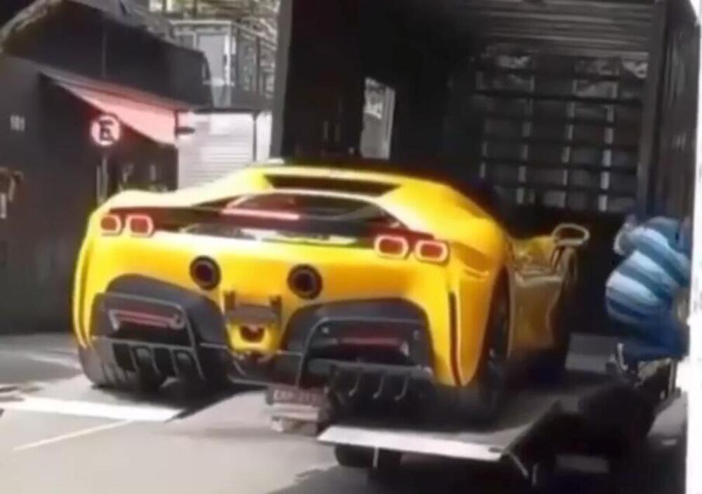 Consegna da incubo per una Ferrari SF90 Stradale: le cose non vanno come previsto e la supercar... cade! [VIDEO]