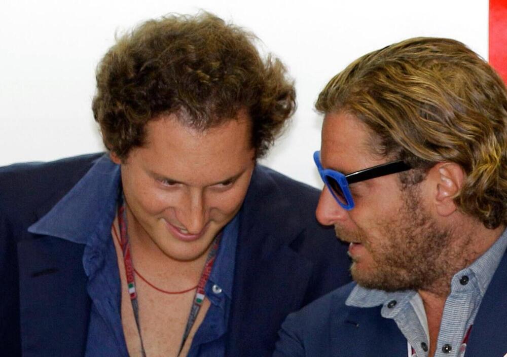 John e Lapo: i fratelli Elkann tra la bandiera della 24 Ore di Le Mans e la non tanto bandiera juventina CR7