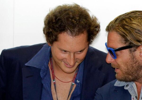 John e Lapo: i fratelli Elkann tra la bandiera della 24 Ore di Le Mans e la non tanto bandiera juventina CR7