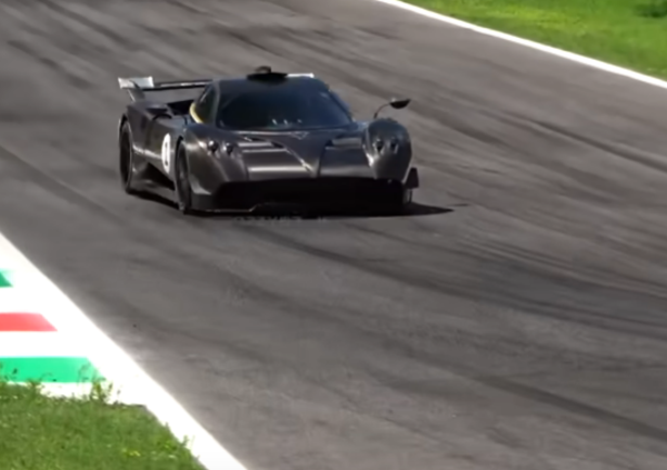 Monza come in un sogno: la Pagani Huayra R suona come le vecchie (e vere) F1 [VIDEO]