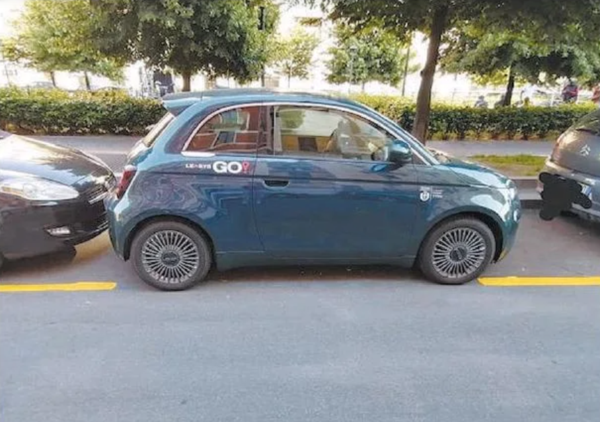 Novit&agrave; nella sosta: arrivano i parcheggi tratteggiati&hellip; attorno alle macchine [FOTO]