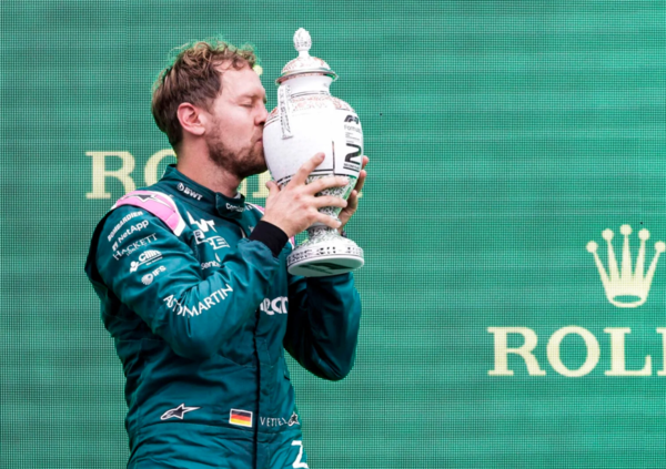 S&igrave; signori, &egrave; tutto vero: Vettel &ldquo;non trova&rdquo; il trofeo che dovrebbe consegnare a Hamilton dopo la squalifica in Ungheria