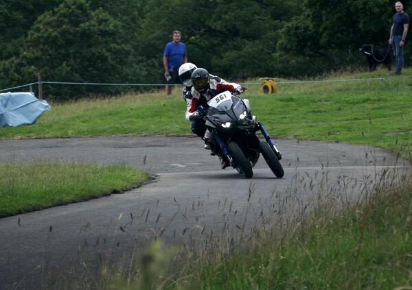 Alla storica gara in salita con la Yamaha Niken Gt? L&rsquo;ha fatto davvero. Ecco il video