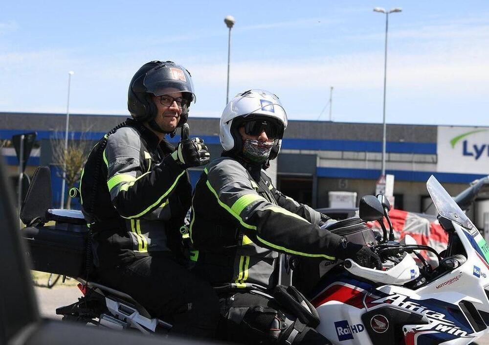 In moto insegue le bici per raccontarne l&#039;epica. Stefano Rizzato: &quot;Per le fantastiche riprese in movimento bisogna ringraziare i motociclisti Rai&quot;