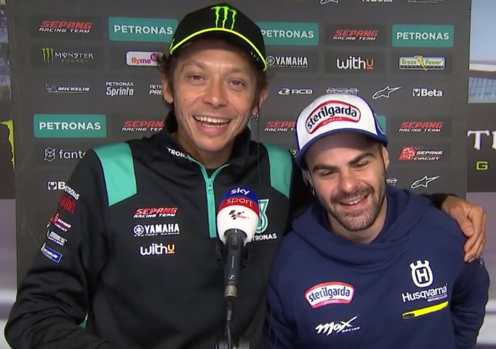 Valentino Rossi e Romano Fenati: siparietto al parco chiuso. Ma dietro c&rsquo;&egrave; molto di pi&ugrave; [VIDEO]