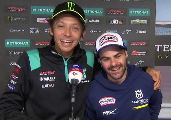 Valentino Rossi e Romano Fenati: siparietto al parco chiuso. Ma dietro c&rsquo;&egrave; molto di pi&ugrave; [VIDEO]