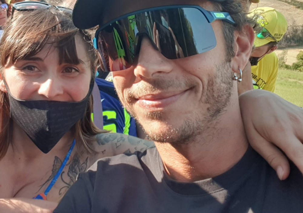 Una fan porta a Valentino Rossi un regalo speciale