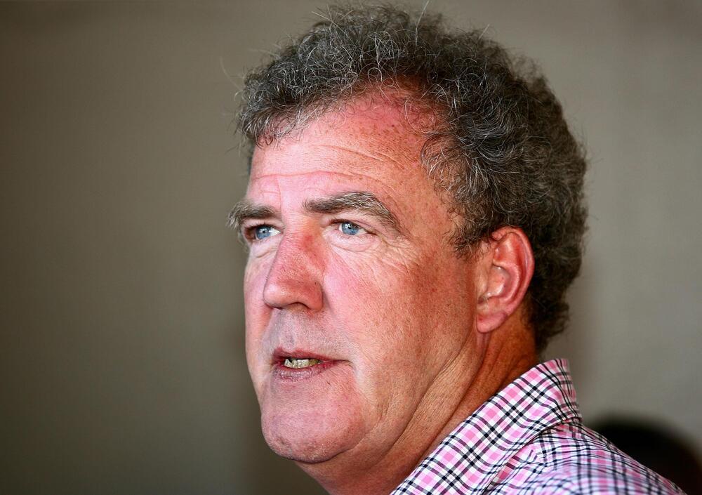 Jeremy Clarkson contro i ciclisti: &quot;Vi va bene essere investiti da un camion di 40 tonnellate ma non da uno di 48?&quot;