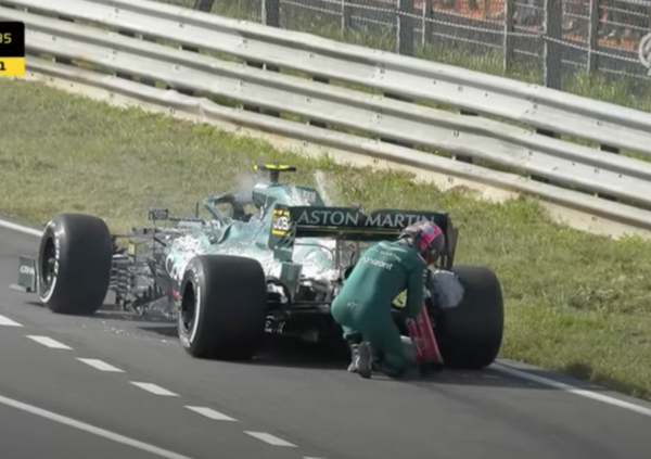 [VIDEO] Pilota e... pompiere: Sebastian Vettel prova a spegnere l&#039;incendio sulla sua Aston Martin 